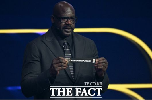 NBA 레전드 샤킬 오닐이 포트2의 대한민국을 가장 먼저 A조에 뽑고 있다./워싱턴DC=AP.뉴시스