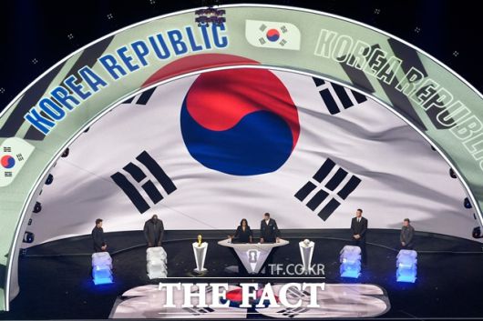 한국이 6일 열린 2026 북중미 월드컵 본선 조추첨식에서 포트1의 멕시코, 포트3의 남아공, 포트4의 유럽 플레이오프 D조와 같은 A조에 편성됐다./워싱턴DC=AP.뉴시스