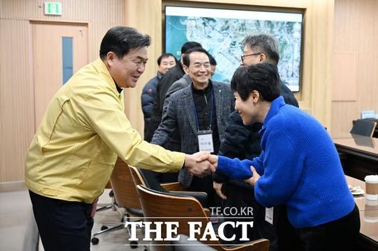 임병택 시흥시장(왼쪽)이 시청을 방문한 어르신위원회 위원들을 반갑게 맞고 있다. /시흥시