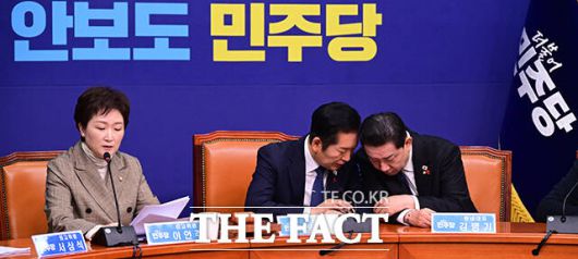 귀엣말 나누는 정청래 대표와 김병기 원내대표.