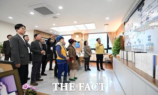 임병택 시흥시장이 어르신위원회 위원들에게 시정을 브리핑하고 있다. /시흥시