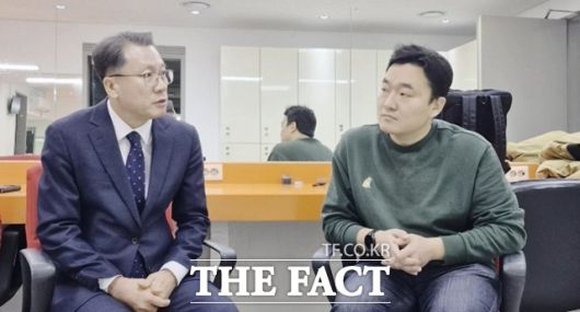 7일 '오승혁의 '인터뷰''는 서울 종로구의 성균관대학교에서 열린 종로학원 입시설명회 현장에서 임성호 종로학원 대표(왼쪽)를 만나 입시에 대한 이야기를 들었다. /서울 종로구=오승혁 기자