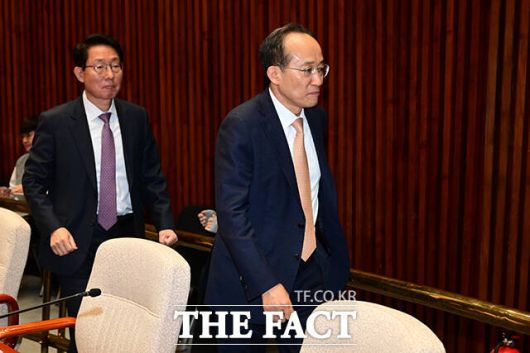 추경호 의원이 김상훈 국민의힘 의원(왼쪽)과 자리를 옮기고 있다.