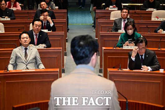 국민의힘 의원들이 주진우 의원(가운데)의 발언을 경청하고 있다.