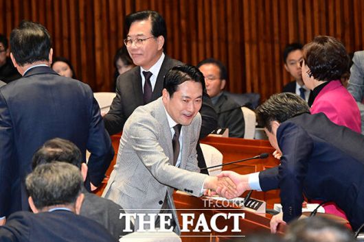 장동혁 국민의힘 대표(가운데)와 송언석 원내대표가 의원총회 및 이재명 정권 독재악법 국민고발회에 참석해 의원들과 악수하고 있다.