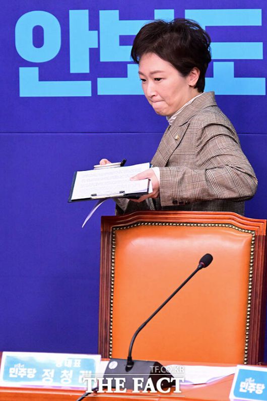 최고위원회의 참석하는 이언주 더불어민주당 최고위원.