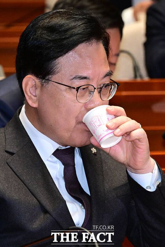 목 축이며 생각에 잠긴 송언석 원내대표.