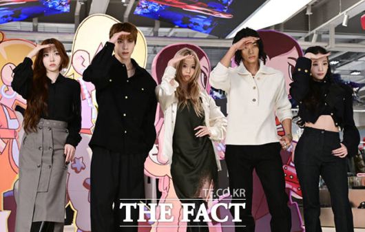 올데이프로젝트 영서와 우찬, 베일리, 타잔, 애니(왼쪽부터)가 8일 서울 성동구 에스팩토리에서 열린 첫번째 EP '올데이 프로젝트(ALLDAY PROJECT)' 발매 기념 팝업 스토어 오픈 이벤트에 참석해 포즈를 취하고 있다. /이새롬 기자