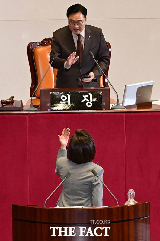 우원식 국회의장이 심사 법안과 관련한 토론을 해달라고 요청하는 모습.