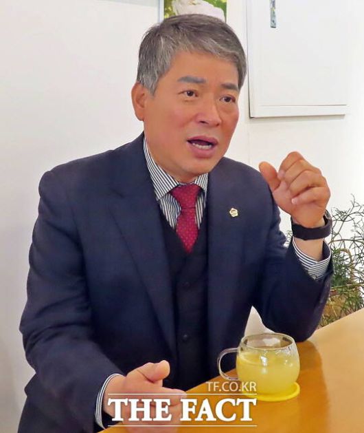 김광운 의원이 8일 더팩트와의 인터뷰에서 의정활동에 대해 발언하고 있다. /김형중 기자