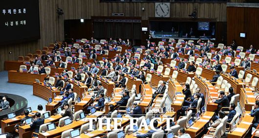 피켓 내건 국민의힘, 얼어붙은 정국.