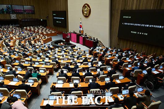 민병덕 더불어민주당 의원이 본회의에서 가맹사업거래의 공정화에 관한 법률 일부개정법률안에 대한 제안설명을 하고 있다.