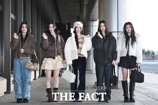 그룹 아일릿의 이로하와 민주, 모카, 윤아, 원희(왼쪽부터)가 9일 오전 해외 일정 참석차 서울 강서구 김포국제공항을 통해 일본 하네다로 출국하며 포즈를 취하고 있다. /김포국제공항=서예원 기자