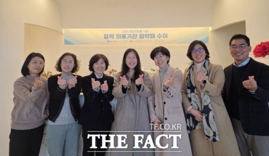 9일 학교지원본부와 동행정신건강의학과 관계자들이 협약패를 받은 뒤 기념촬영을 하고 있다. /세종시교육청