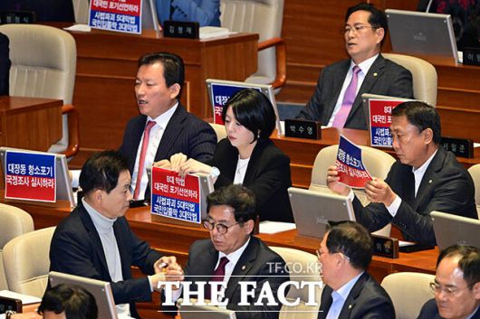 배현진 국민의힘 의원 등이 손팻말을 내걸며 항의하고 있다.