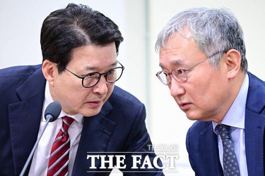 신동욱 국민의힘 의원(왼쪽)과 양희동 한국경영학회장이 세미나 개회를 앞두고 대화하고 있다.