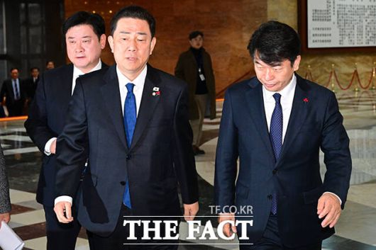 김병기 더불어민주당 원내대표(가운데)와 문진석 원내운영수석부대표(오른쪽)가 9일 오후 서울 여의도 국회에서 열린 비공개 의원총회에 참석하고 있다. /국회=남윤호 기자