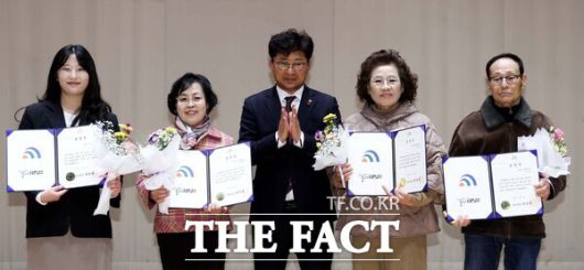 대전 대덕구는 9일 대덕구청소년어울림센터에서 300여 명의 어르신이 참석해 '2025년 노인일자리 해단식'을 개최한 가운데 우수 참여자에 대한 표창을 수여했다. /대덕구