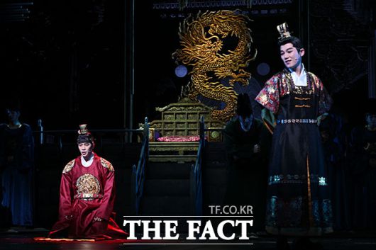 뮤지컬 '한복 입은 남자' 프레스콜이 9일 오후 서울 중구 충무아트센터 대극장에서 열린 가운데 배우 신성록(왼쪽)과 채성욱이 하이라이트 장면을 시연하고 있다. /남용희 기자