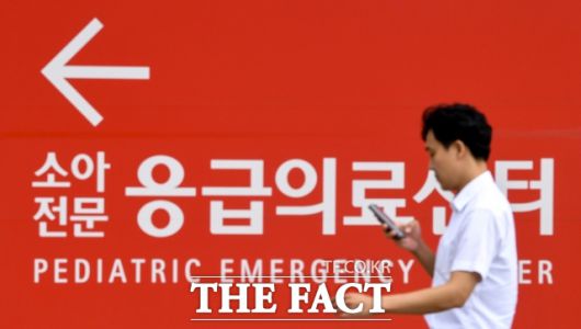 8일 일부 환자단체들은 환자들의 골든타임을 위해 의무수용이 필요하며 의무수용 경우에 한해 의료진이 중과실이 아닌 경우 형사책임을 면제할 수 있지만 일상적인 응급의료경우까지 필요적 감면은 부적절하다는 입장이다. 사진은 2024년 9월 15일 오전 서울의 한 대학병원 응급의료센터 앞 /더팩트