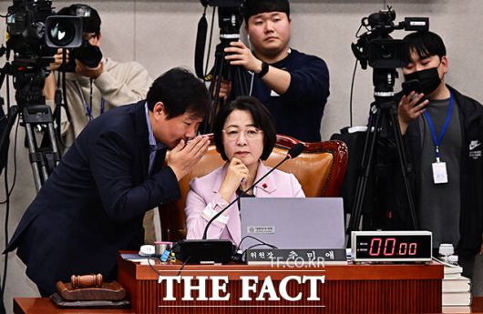 관계자와 대화하는 추미애 법사위원장.