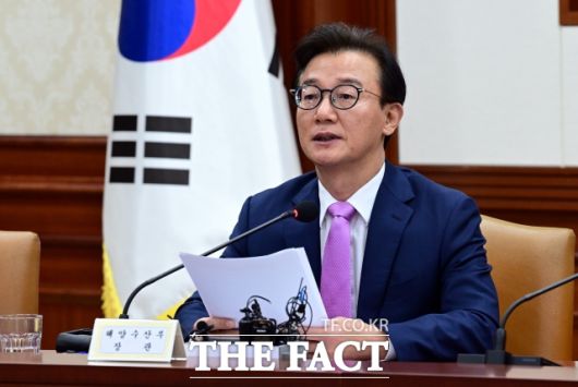 전 장관은 즉각 자신의 SNS에 "저를 향해 제기된 금품수수 의혹은 전부 허위이며 단 하나도 사실이 아니다"라며 "의정활동은 물론 개인적 영역 어디에서도 통일교를 포함한 어떤 금품도 받은 사실이 없다"고 부인했다. /임영무 기자