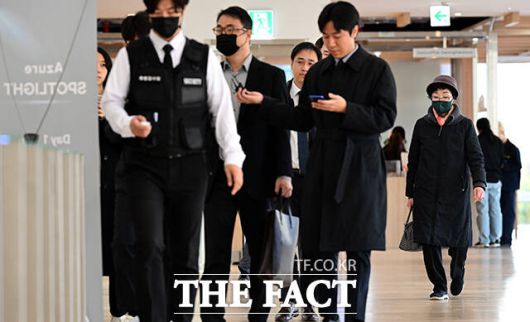 특정범죄 가중처벌법상 국고손실 혐의를 받는 김건희 씨의 모친 최은순 씨와 오빠 김진우 씨가 지난달 11일 오전 서울 광화문 KT 웨스트 빌딩에 마련된 김건희특검 사무실로 피의자 신분으로 출석하고 있다. /임영무 기자