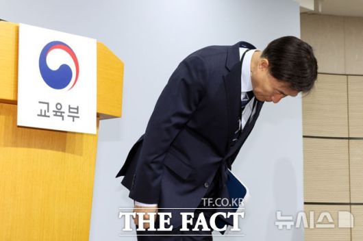 오승걸 한국교육과정평가원장이 10일 사퇴했다. 사진은 지난달 13일 오 원장이 세종시 정부세종청사에서 2026학년도 대학수학능력시험 진행상황 발표에 앞서 인사하는 모습. /뉴시스