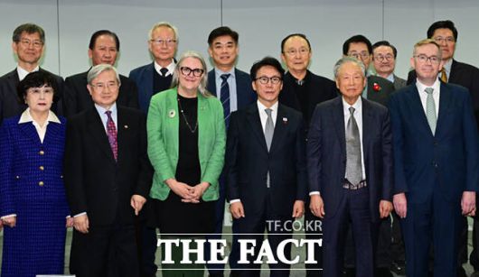 김민석 국무총리(왼쪽 세 번째)와 권노갑 김대중재단 이사장(왼쪽 두 번째), 미셸 윈트럽 아일랜드 대사(오른쪽 세 번째) 등 참석자들이 10일 오후 서울 마포구 연세대학교 김대중도서관에서 열린 김대중 대통령 노벨평화상 25주년 기념식에 참석해 기념촬영하고 있다.