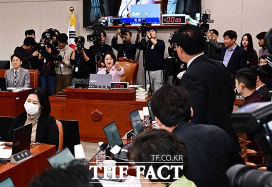 추미애 법사위원장이 10일 오후 서울 여의도 국회에서 열린 법제사법위원회 전체회의에 참석해 송석준 국민의힘 의원과 대화를 하고 있다. /국회=배정한 기자