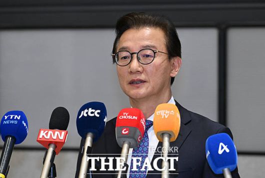 통일교 측으로부터 금품 수수 의혹을 받는 전재수 해양수산부 장관이 11일 오전 인천국제공항을 통해 귀국하며 입장을 밝히고 있다. /인천국제공항=박헌우 기자