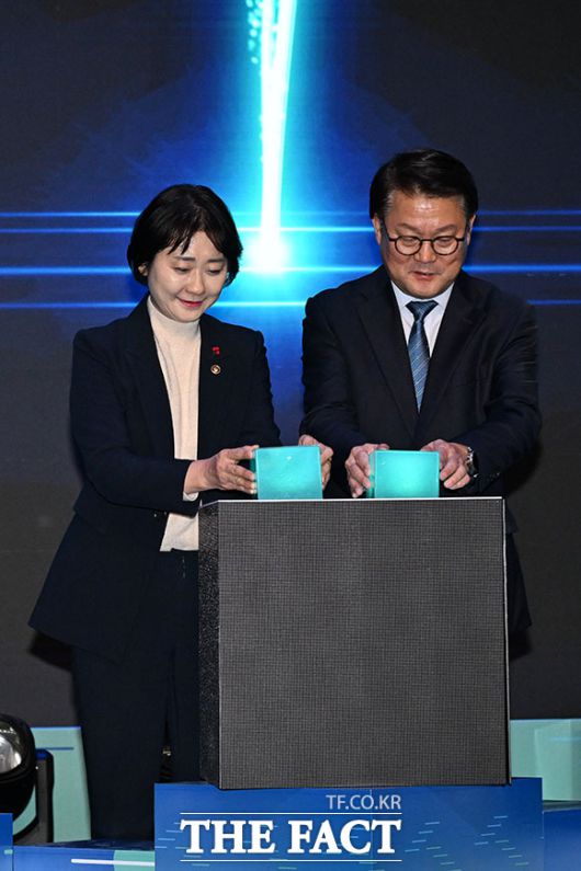 퍼포먼스 진행하는 이스란 보건복지부 제1차관(왼쪽)과 박승희 삼성전자 CR담당 사장.