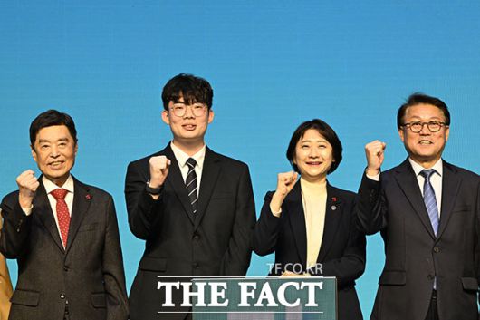 기념촬영하는 김병준 사회복지공동모금회 회장과 삼성 희망 디딤돌 수혜자 대표 정재국 씨, 이스란 보건복지부 제1차관, 박승희 삼성전자 CR담당 사장(왼쪽부터). /인천=송호영 기자