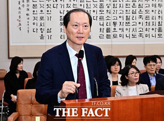 이완규 전 법제처장이 24일 오전 서울 여의도 국회 법제사법위원회에서 열린 법제처에 대한 국정감사에 증인으로 출석해 증인선서 거부 이유를 밝히고 있다. /국회=배정한 기자