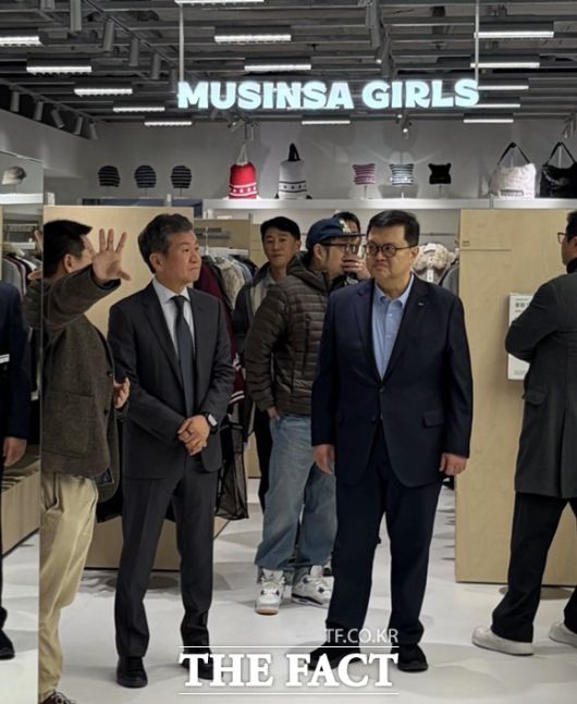 정몽규 HDC 회장(왼쪽)과 조만호 무신사 대표가 지난 10일 '무신사 메가스토어 용산'을 방문해 매장을 둘러보고 있다. /용산=문화영 기자