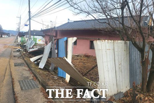 11일 오전 6시쯤 영주시 부석면 감곡1리에서 차량이 민가 담장을 들이받는 교통사고가 발생했다. /김성권 기자