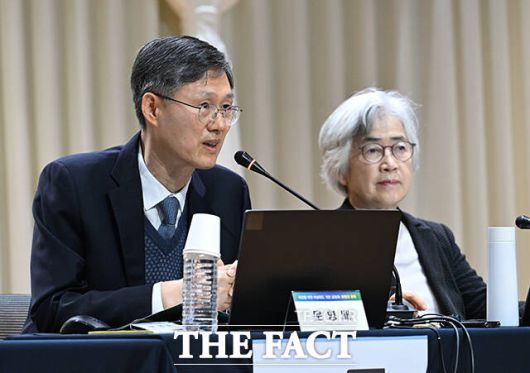 문형배 전 헌법재판소장(왼쪽)이 11일 오전 서울 서초구 서울법원종합청사에서 열린 '국민을 위한 사법제도 개편' 공청회에 참석해 모두발언을 하고 있다. /박헌우 기자