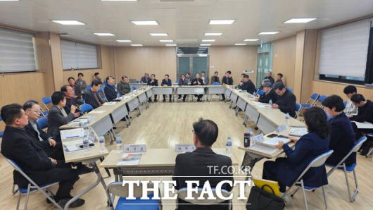 '이재명 정부 시대 여수의 과제' 정책토론회에서 참석자들이 11일 여수 문수동주민센터 대회의실에서 산업 전환과 교통망 확충, 인구 유출 대응 등 지역 현안을 놓고 자유토론을 벌이고 있다. /고병채 기자