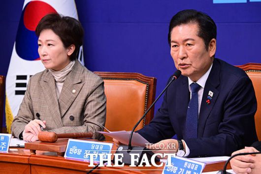 통일교 금품수수 의혹이 더불어민주당을 옥죄이고 있는 가운데 정청래 대표가 2차 종합 추진 의지를 확고히 했다. 모두발언하는 정청래 대표(오른쪽)와 이언주 최고위원./남윤호 기자