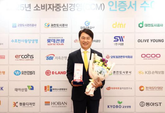 구본욱 KB손해보험 사장이 소비자중심경영 인증 취득을 기념해 기념촬영을하고있다. /KB손해보험