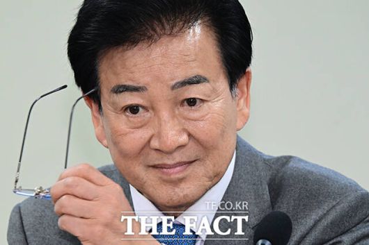 안경 벗는 정동영 장관.