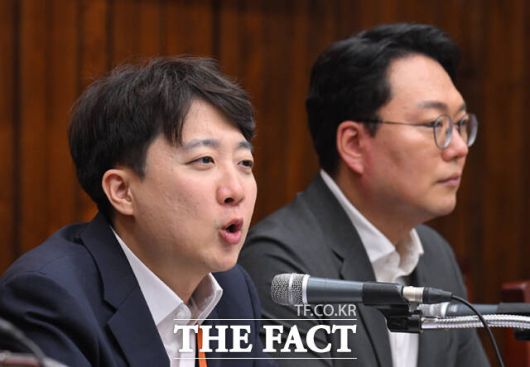 [더팩트ㅣ국회=이새롬 기자] 이준석 개혁신당 대표가 11일 오후 서울 국회도서관 소회의실에서 열린 '2025 개혁신당 연찬회'에 참석해 인사말을 하고 있다.