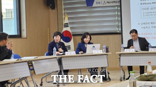 신영자 여수시 기획예산과장이 11일 여수 문수동주민센터 대회의실에서 열린 ‘이재명 정부 시대 여수의 과제’ 정책토론회에서 여수시의 대정부 대응 현황을 설명하고 있다. /고병채 기자