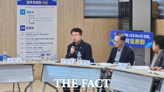 이상훈 여수선언실천위원회 이사장이 11일 여수 문수동주민센터 대회의실에서 열린 ‘이재명 정부 시대 여수의 과제’ 정책토론회에서 'COP33 유치의 중요성'에 대해 발언하고 있다. /고병채 기자