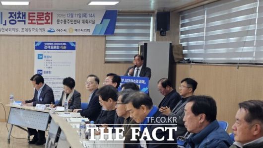 김신 여수시여수산단공동발전협의회 사무국장이 11일 여수 문수동주민센터 대회의실에서 열린 '이재명 정부 시대 여수의 과제' 정책토론회에서 마무리 발언을 하고 있다. /고병채 기자