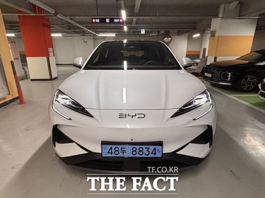 BYD 중형 전기 SUV 씨라이언7 전면 모습. 날카로운 헤드램프와 간결한 범퍼 디자인이 특징이다. /황지향 기자