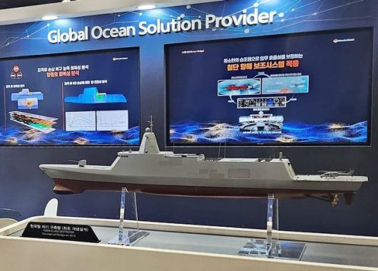 조선업계에 따르면 한국형 차기 구축함 상세설계와 선도함 건조 사업자 선정 방식을 두고 방위사업청이 공정거래위원회에 유권해석을 요청했다. 사진은 한국형 차기 구축함 모형. /한화오션