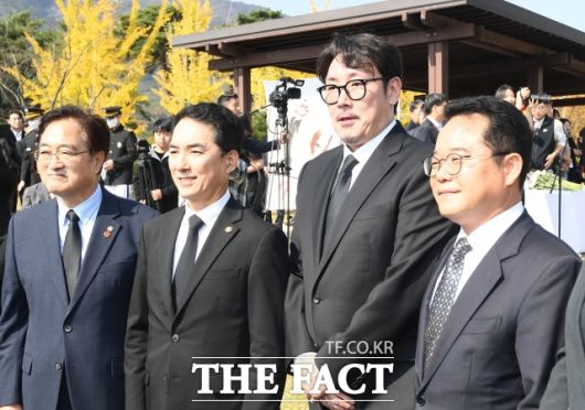 조진웅(오른쪽에서 두번째)이 박민식 전 국가보훈부 장관과 홍범도 기념사업회 이사장을 맡고 있는 우원식 더불어민주당 의원(현 국회의장) 등과 2023년 10월 국립대전현충원에서 열린 홍범도 장군 순국 제80주기 추모식에 참석해 기념촬영을 하고 있다. /더팩트 DB