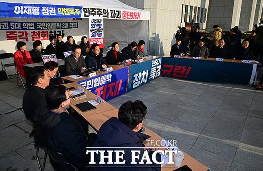 국회 본관 앞 천막 농성장에서 최고위원회의 갖는 국민의힘.