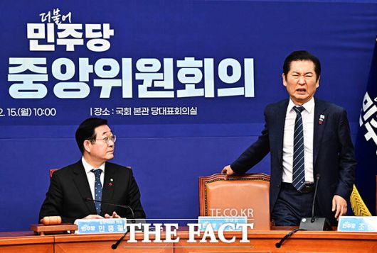 제4차 중앙위원회에 참석하는 정청래 대표(오른쪽).